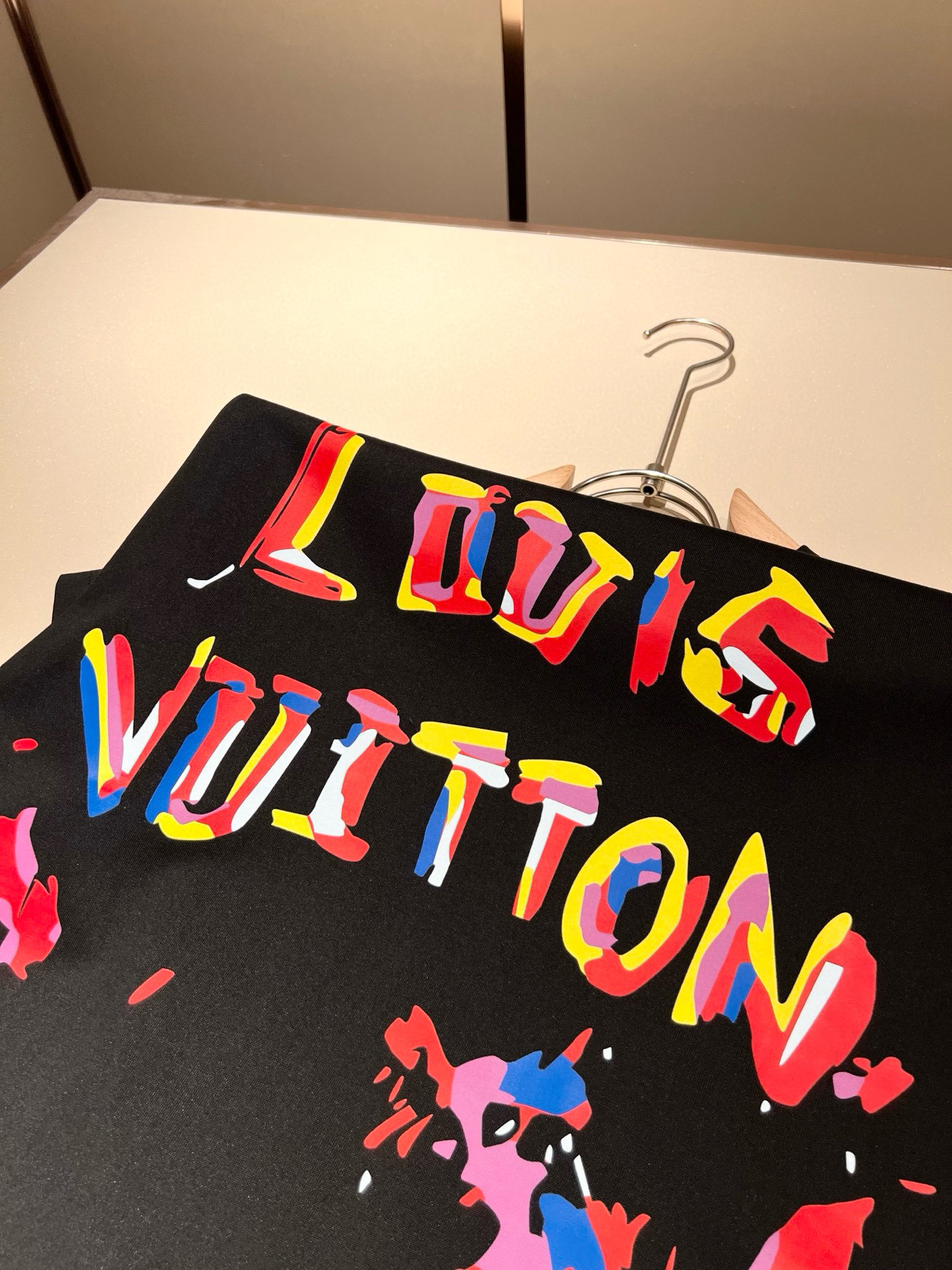 LouisVuitt*路易*登 2026春夏全新系列单品上线，非常时髦前卫的一款男女同款短袖T恤，标识l