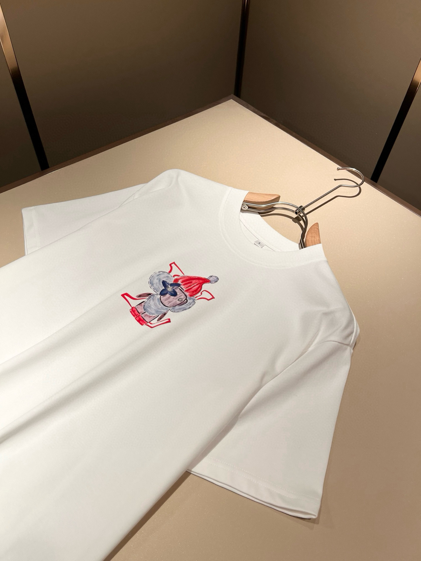 LouisVuitt*路易*登 2026春夏全新系列单品上线，非常时髦前卫的一款男女同款短袖T恤，标识l