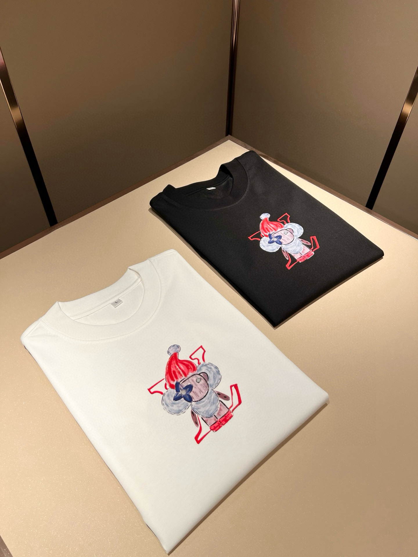 LouisVuitt*路易*登 2026春夏全新系列单品上线，非常时髦前卫的一款男女同款短袖T恤，标识l