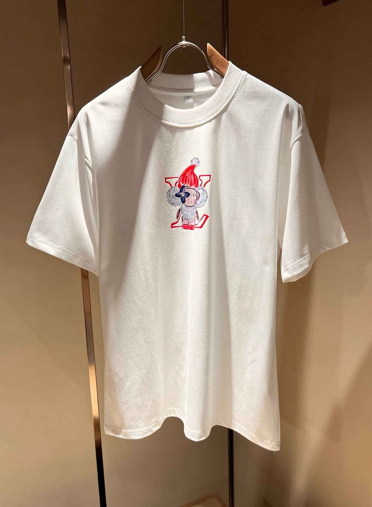 LouisVuitt*路易*登 2026春夏全新系列单品上线，非常时髦前卫的一款男女同款短袖T恤，标识l
