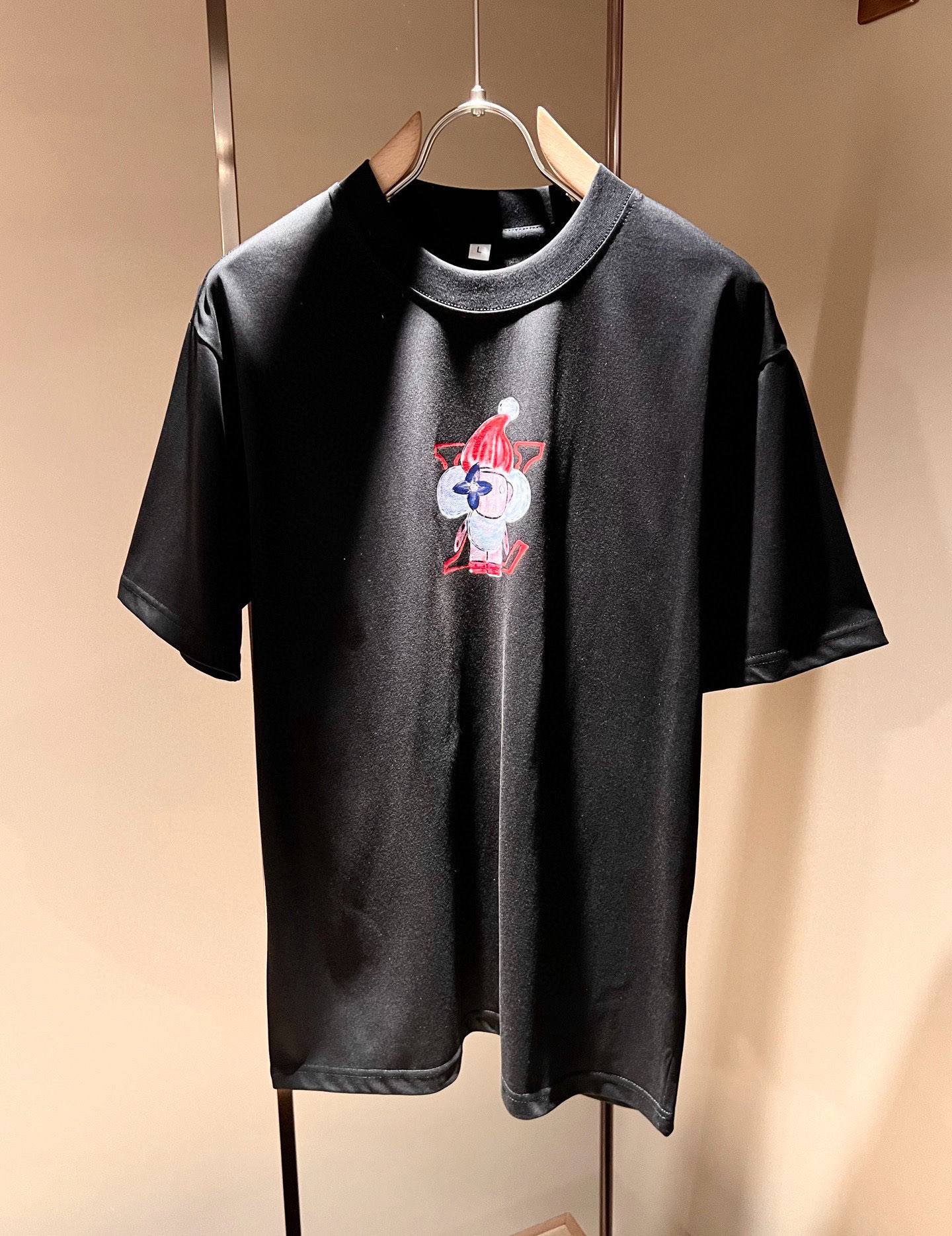 LouisVuitt*路易*登 2026春夏全新系列单品上线，非常时髦前卫的一款男女同款短袖T恤，标识l