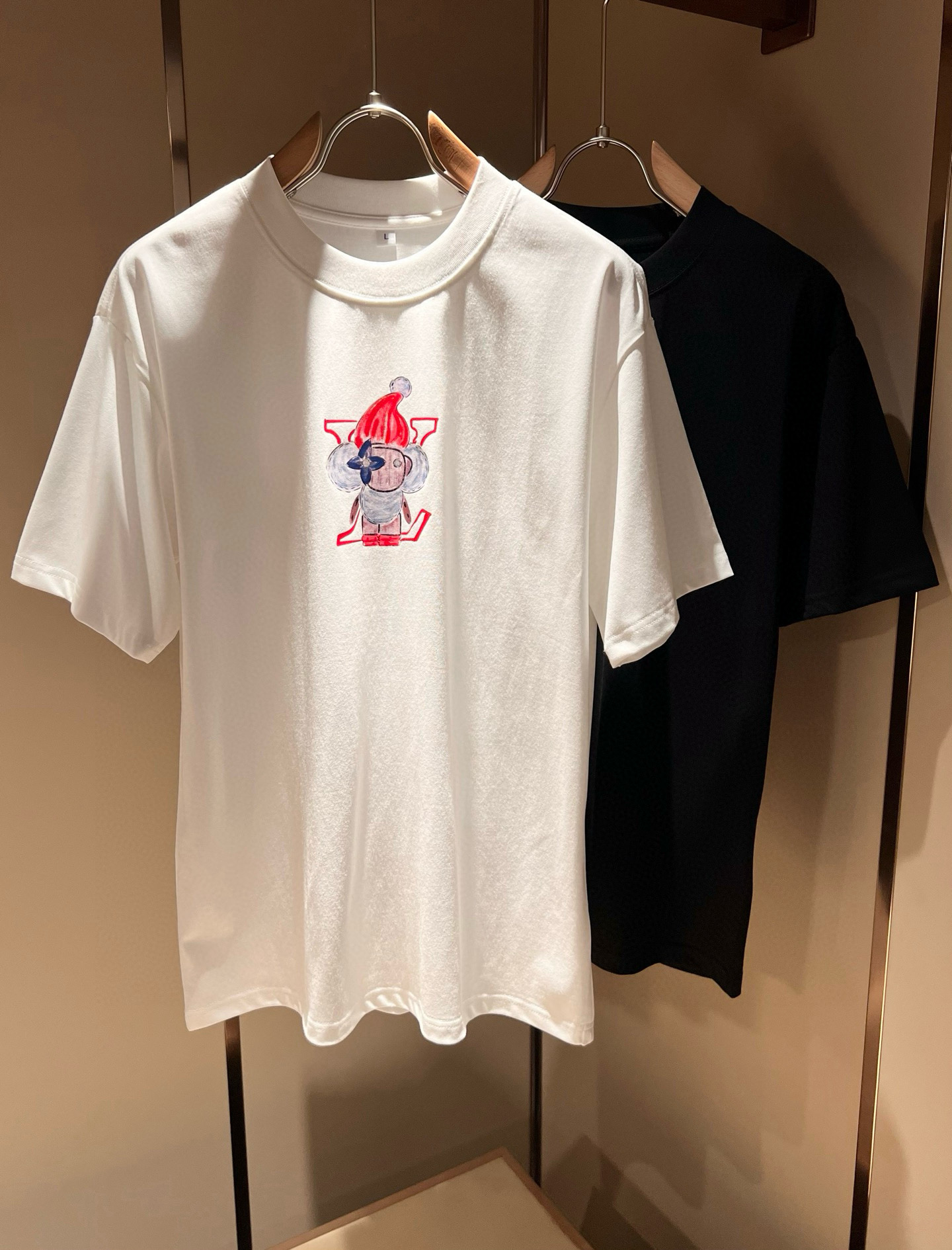 LouisVuitt*路易*登 2026春夏全新系列单品上线，非常时髦前卫的一款男女同款短袖T恤，标识l