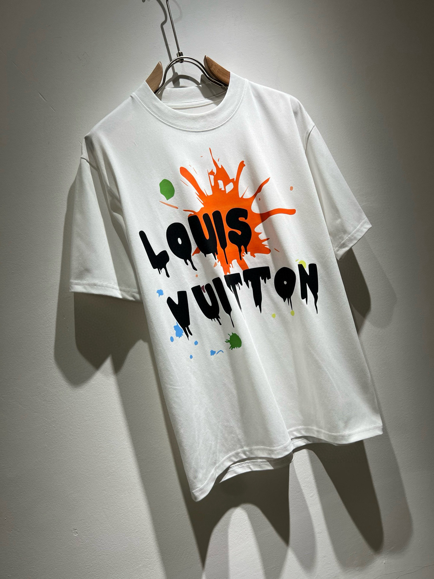 LouisVuitt*路易*登 2026春夏全新系列单品上线，非常时髦前卫的一款男女同款短袖T恤，标识l