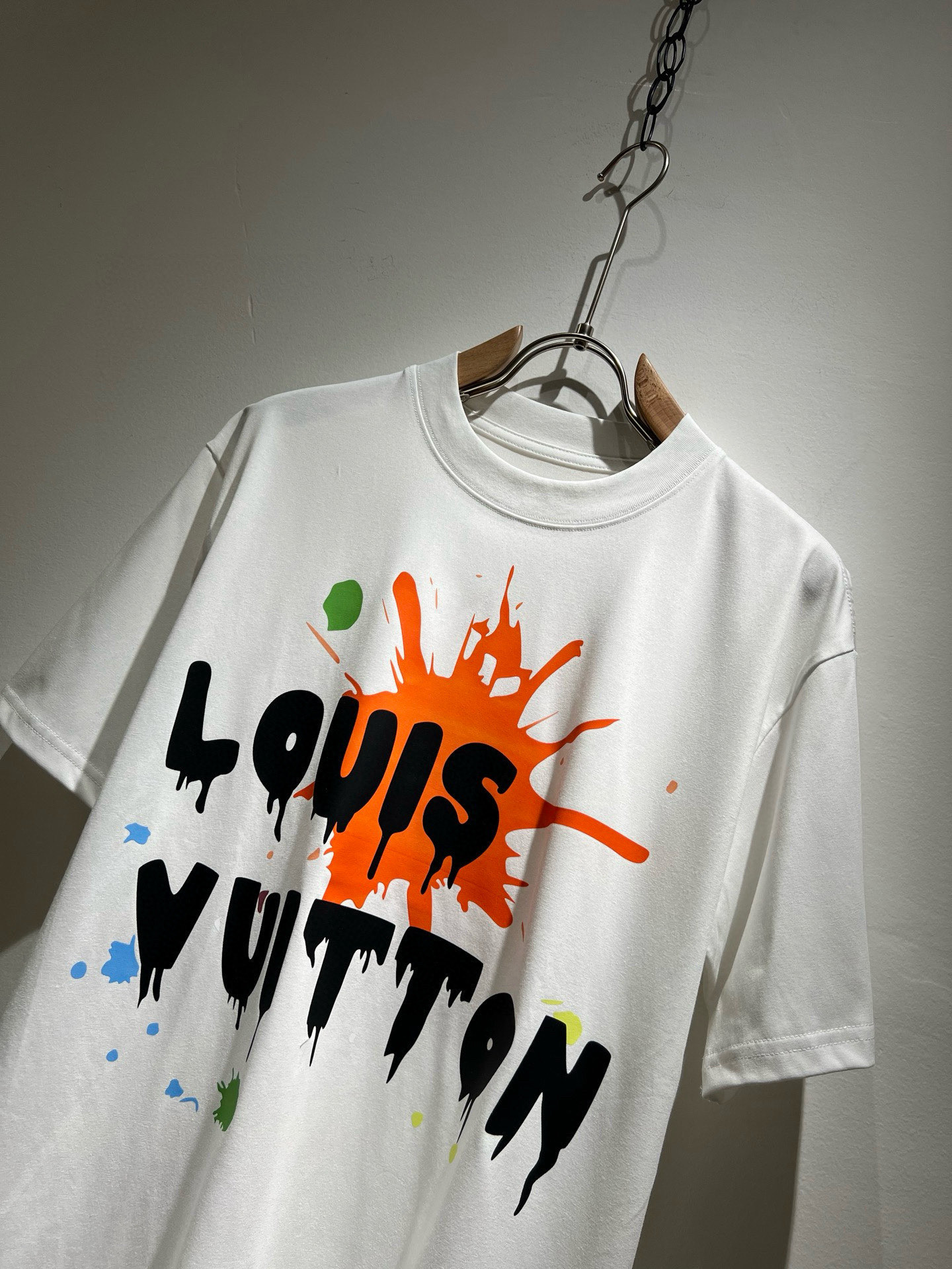 LouisVuitt*路易*登 2026春夏全新系列单品上线，非常时髦前卫的一款男女同款短袖T恤，标识l