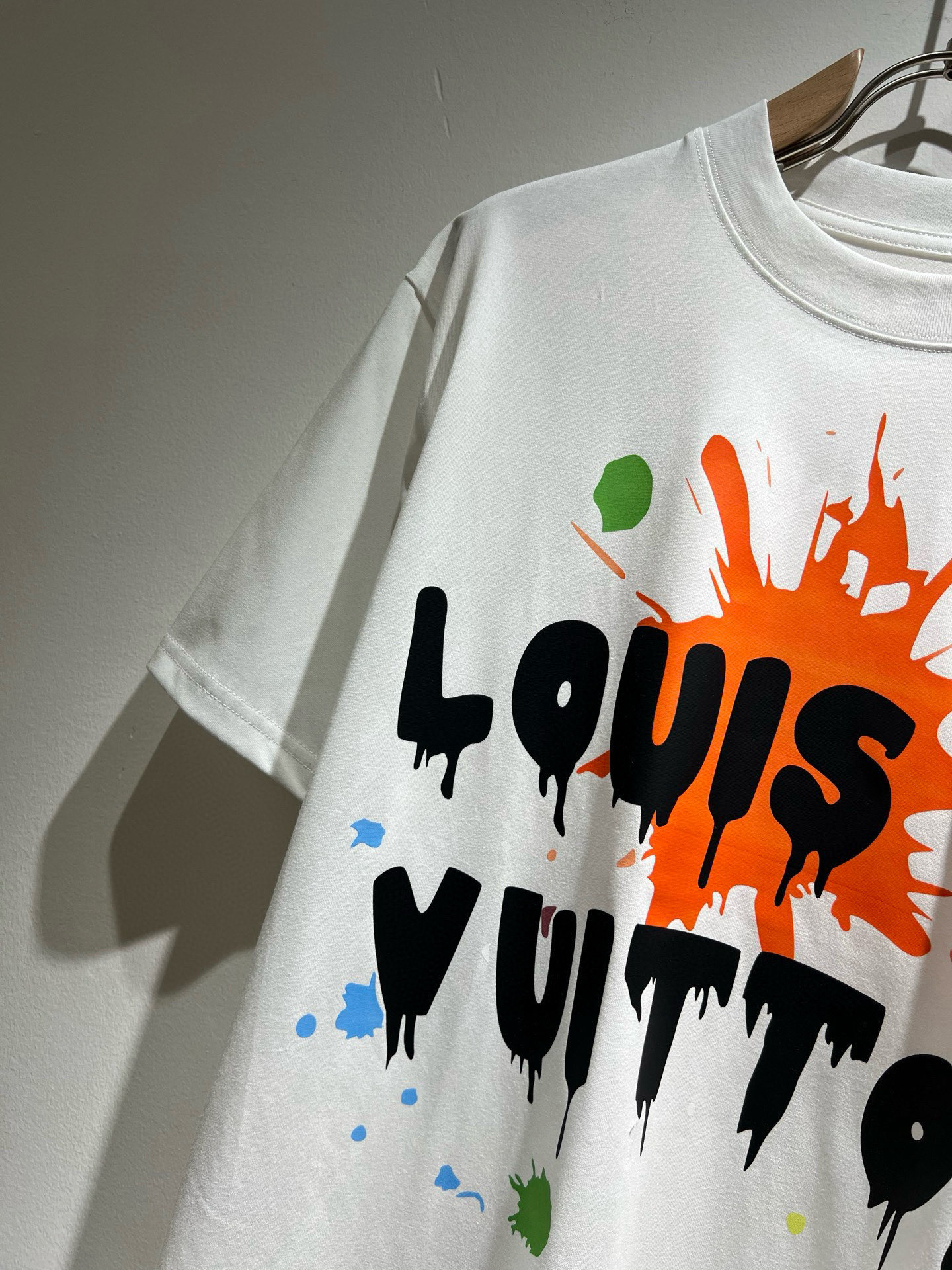 LouisVuitt*路易*登 2026春夏全新系列单品上线，非常时髦前卫的一款男女同款短袖T恤，标识l