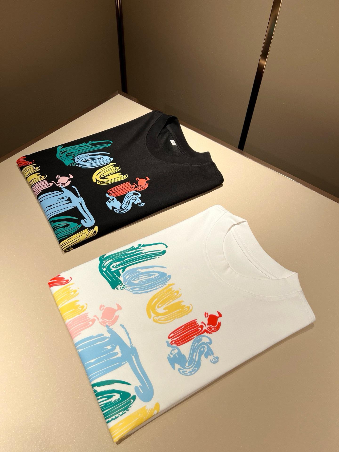 LouisVuitt*路易*登 2026春夏全新系列单品上线，非常时髦前卫的一款男女同款短袖T恤，标识l