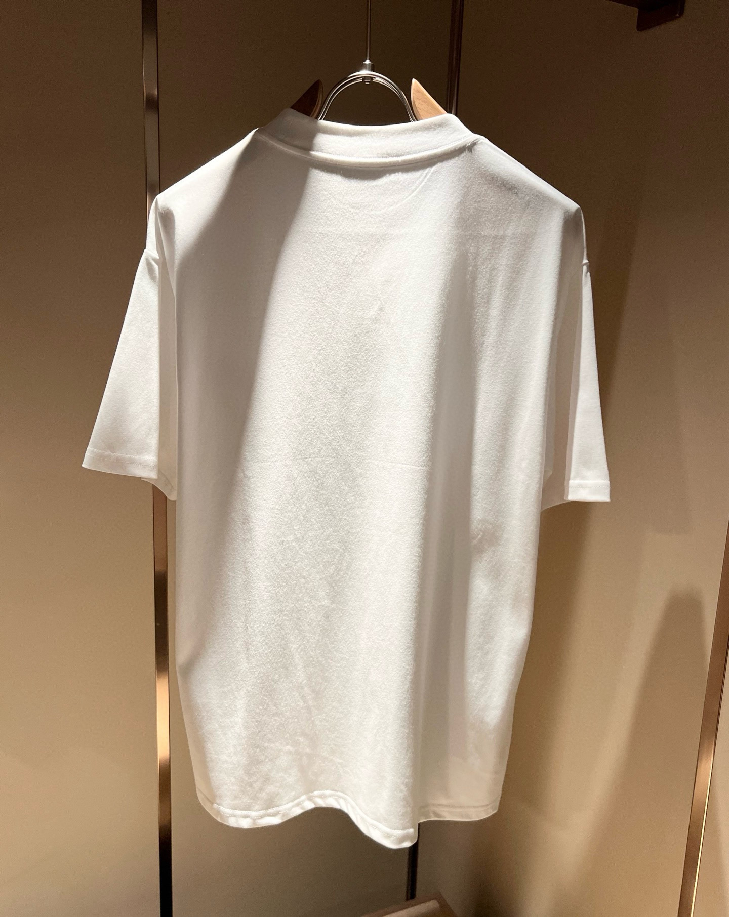LouisVuitt*路易*登 2026春夏全新系列单品上线，非常时髦前卫的一款男女同款短袖T恤，标识l