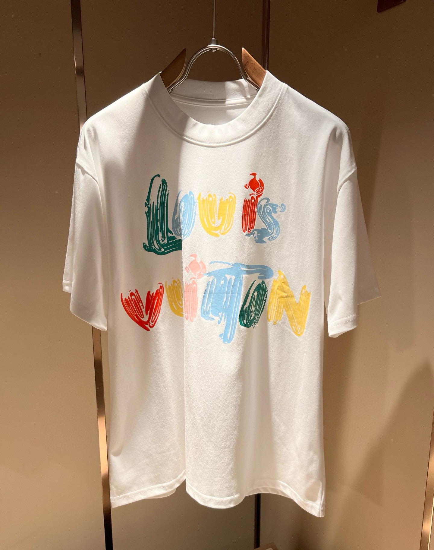 LouisVuitt*路易*登 2026春夏全新系列单品上线，非常时髦前卫的一款男女同款短袖T恤，标识l