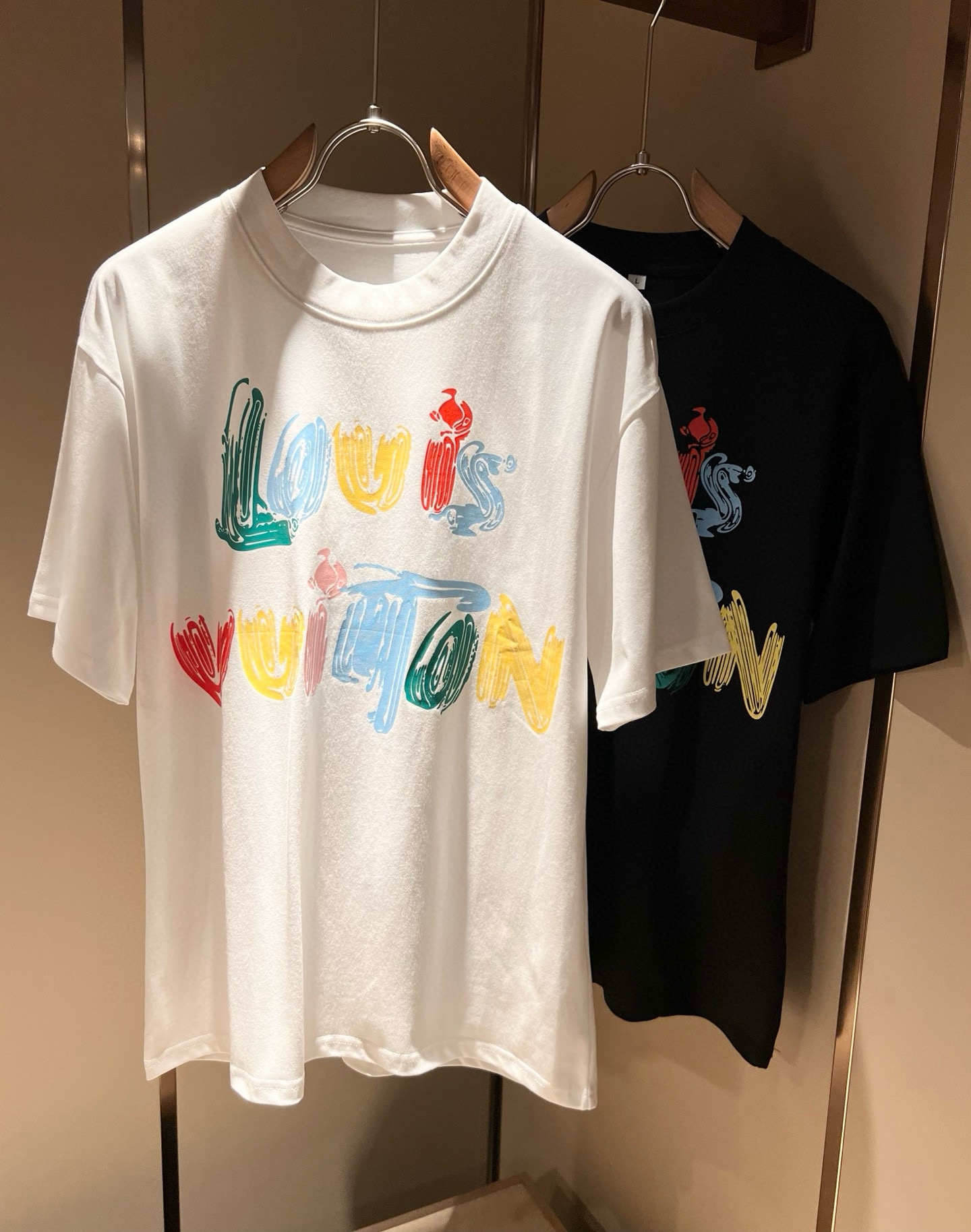 LouisVuitt*路易*登 2026春夏全新系列单品上线，非常时髦前卫的一款男女同款短袖T恤，标识l