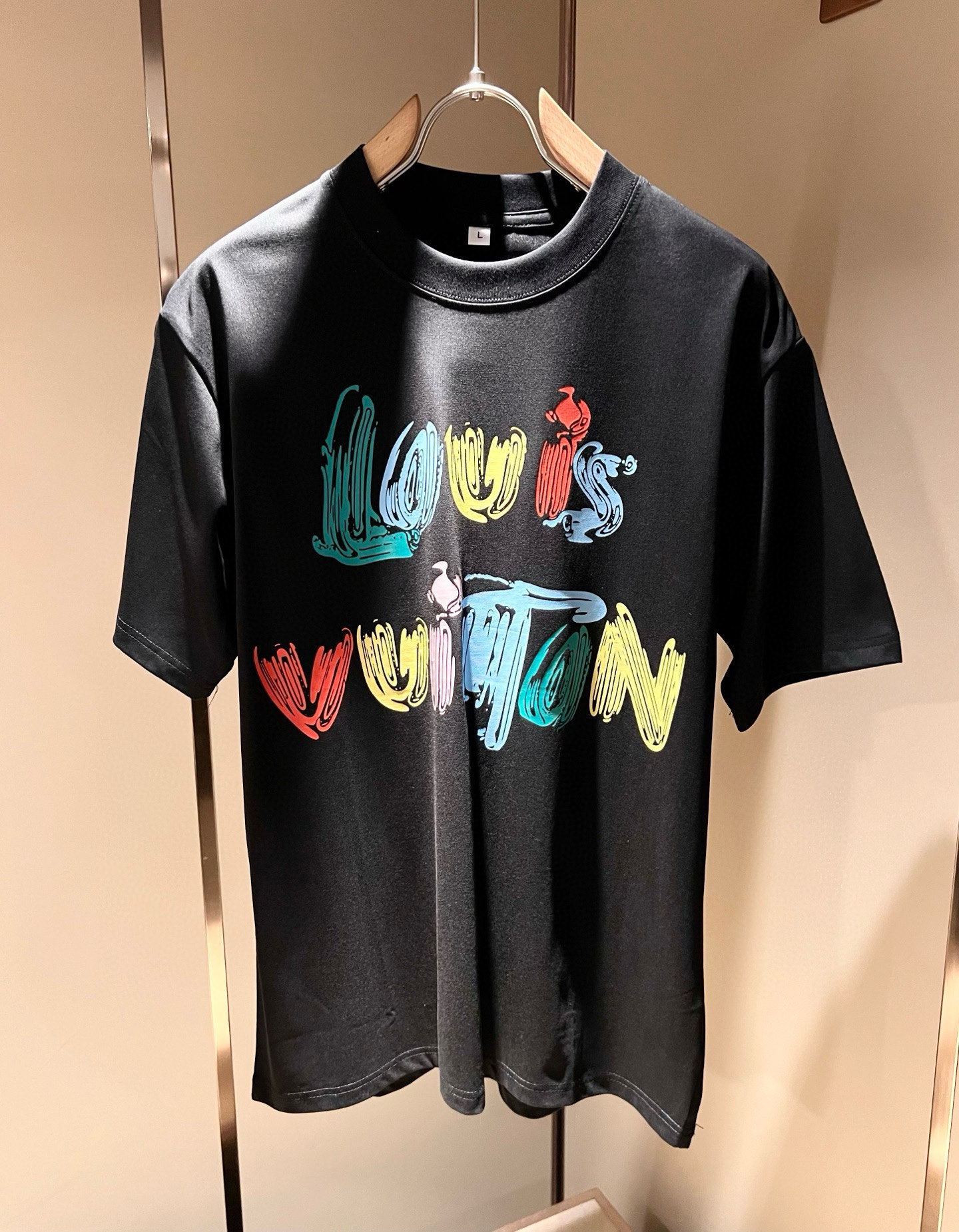 LouisVuitt*路易*登 2026春夏全新系列单品上线，非常时髦前卫的一款男女同款短袖T恤，标识l