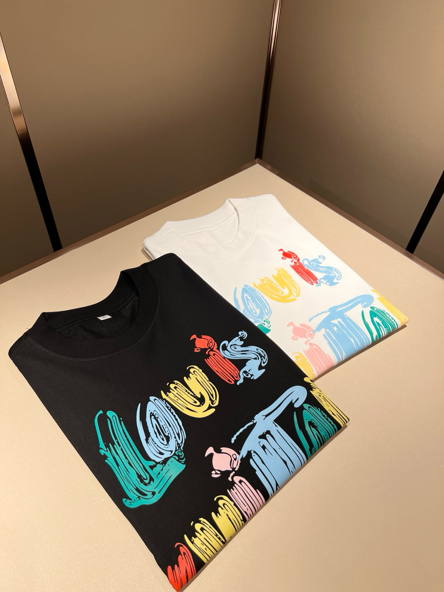 LouisVuitt*路易*登 2026春夏全新系列单品上线，非常时髦前卫的一款男女同款短袖T恤，标识l