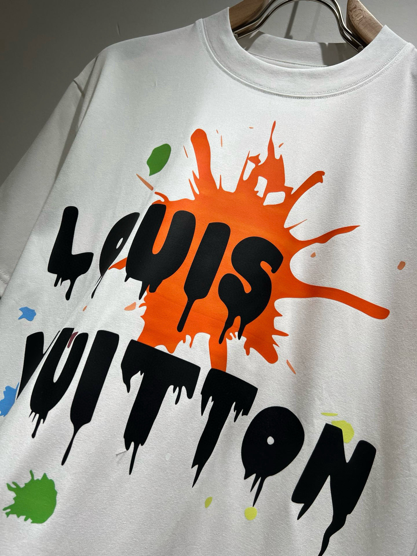 LouisVuitt*路易*登 2026春夏全新系列单品上线，非常时髦前卫的一款男女同款短袖T恤，标识l