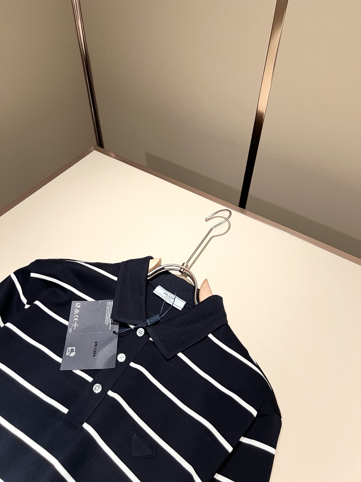 Prad*普*达 2026春夏季新款经典元素短袖Polo衫，经典大方的款式，可以穿十年都还是流行的那种，