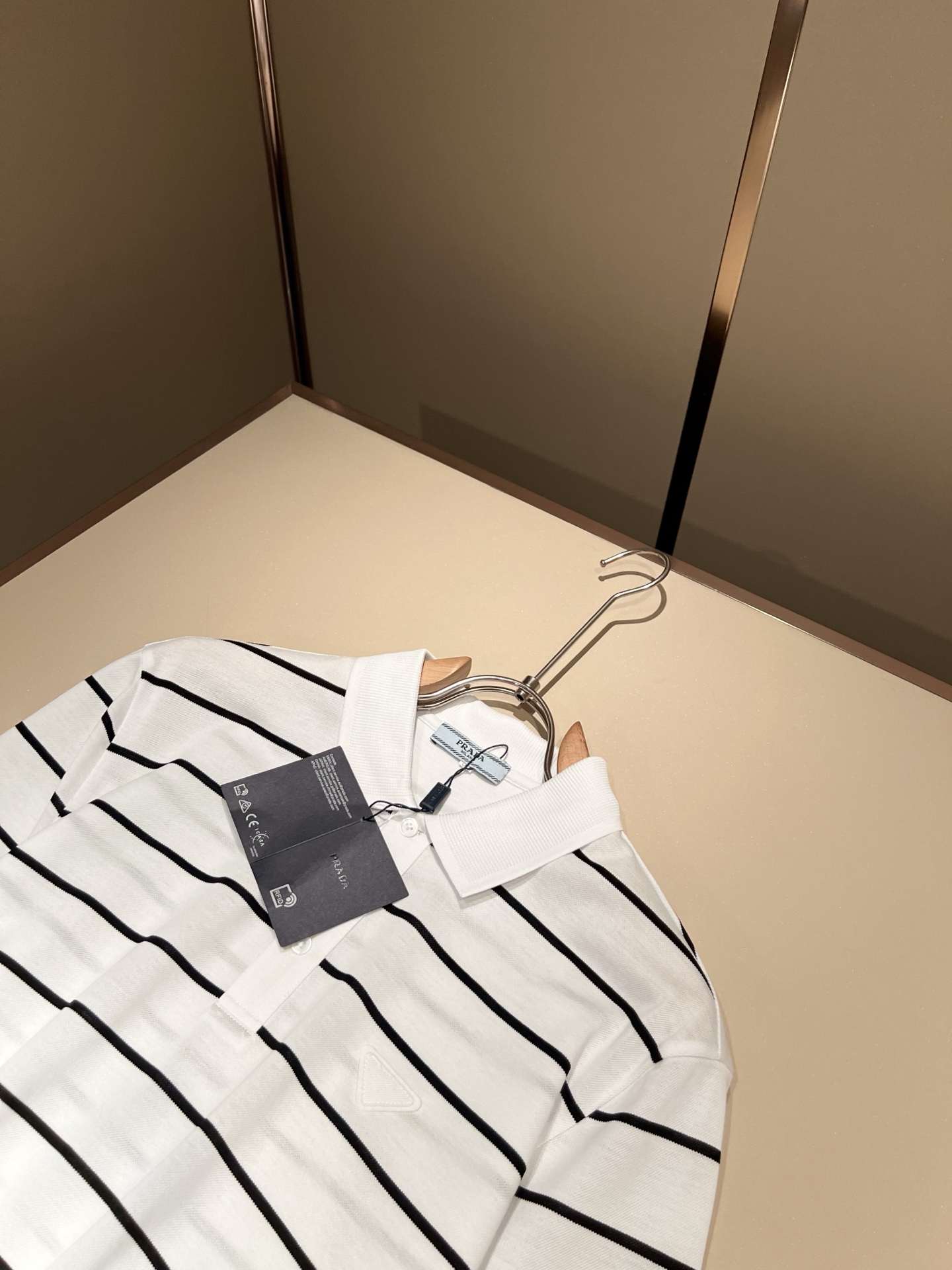 Prad*普*达 2026春夏季新款经典元素短袖Polo衫，经典大方的款式，可以穿十年都还是流行的那种，