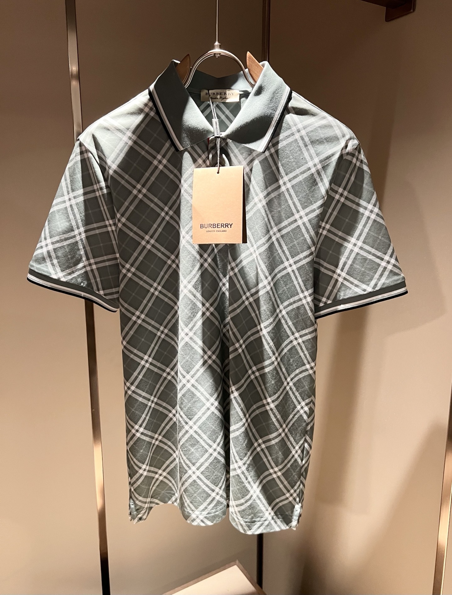 Bur*erry 巴*莉 2026春夏新款男士短袖Polo衫，品牌最新设计元素！既不单调也不复杂,恰到好