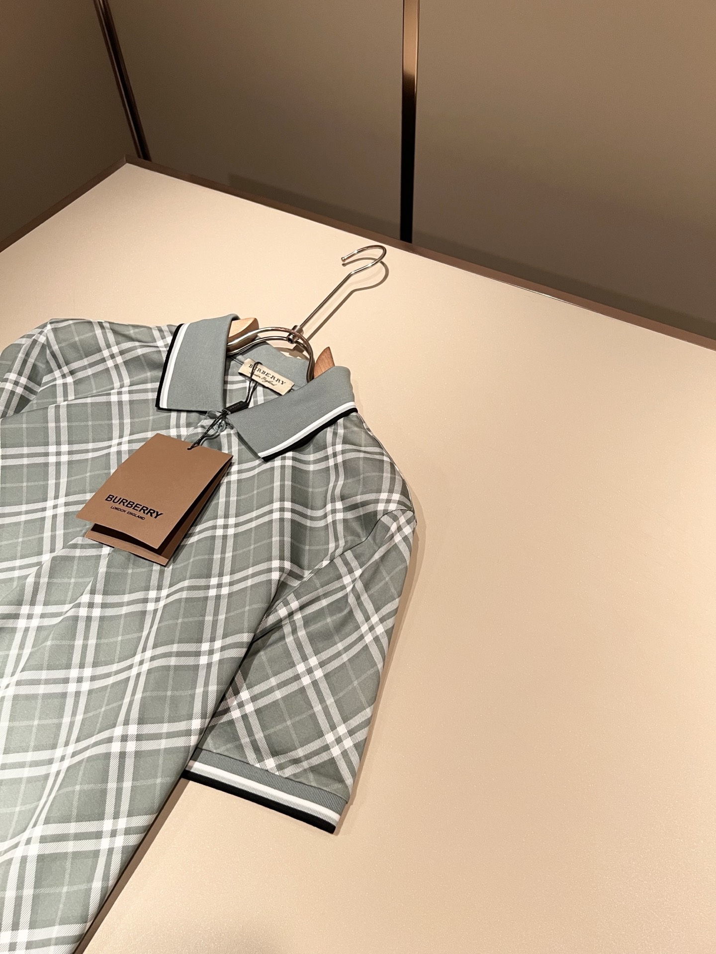 Bur*erry 巴*莉 2026春夏新款男士短袖Polo衫，品牌最新设计元素！既不单调也不复杂,恰到好