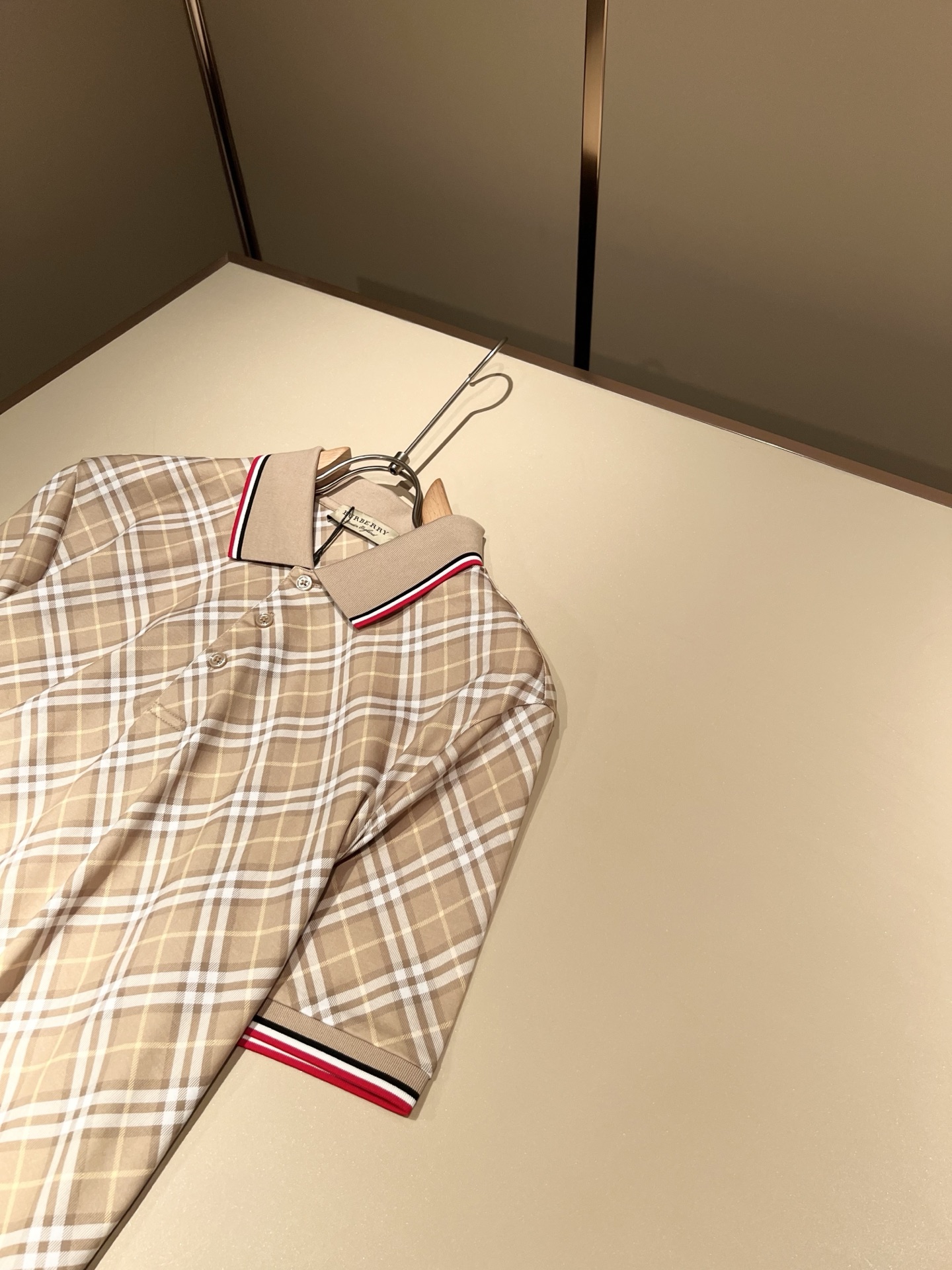 Bur*erry 巴*莉 2026春夏新款男士短袖Polo衫，品牌最新设计元素！既不单调也不复杂,恰到好