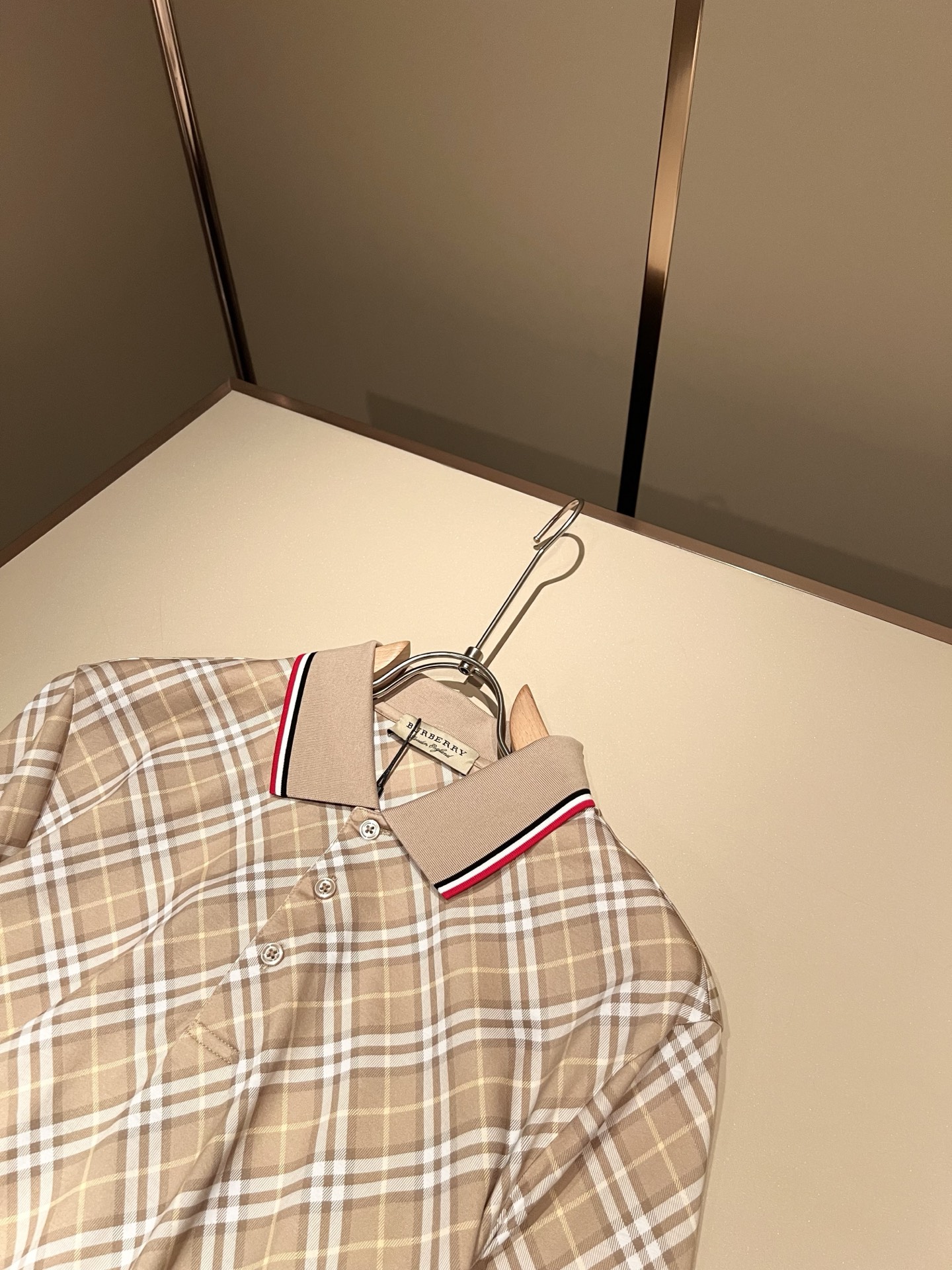 Bur*erry 巴*莉 2026春夏新款男士短袖Polo衫，品牌最新设计元素！既不单调也不复杂,恰到好