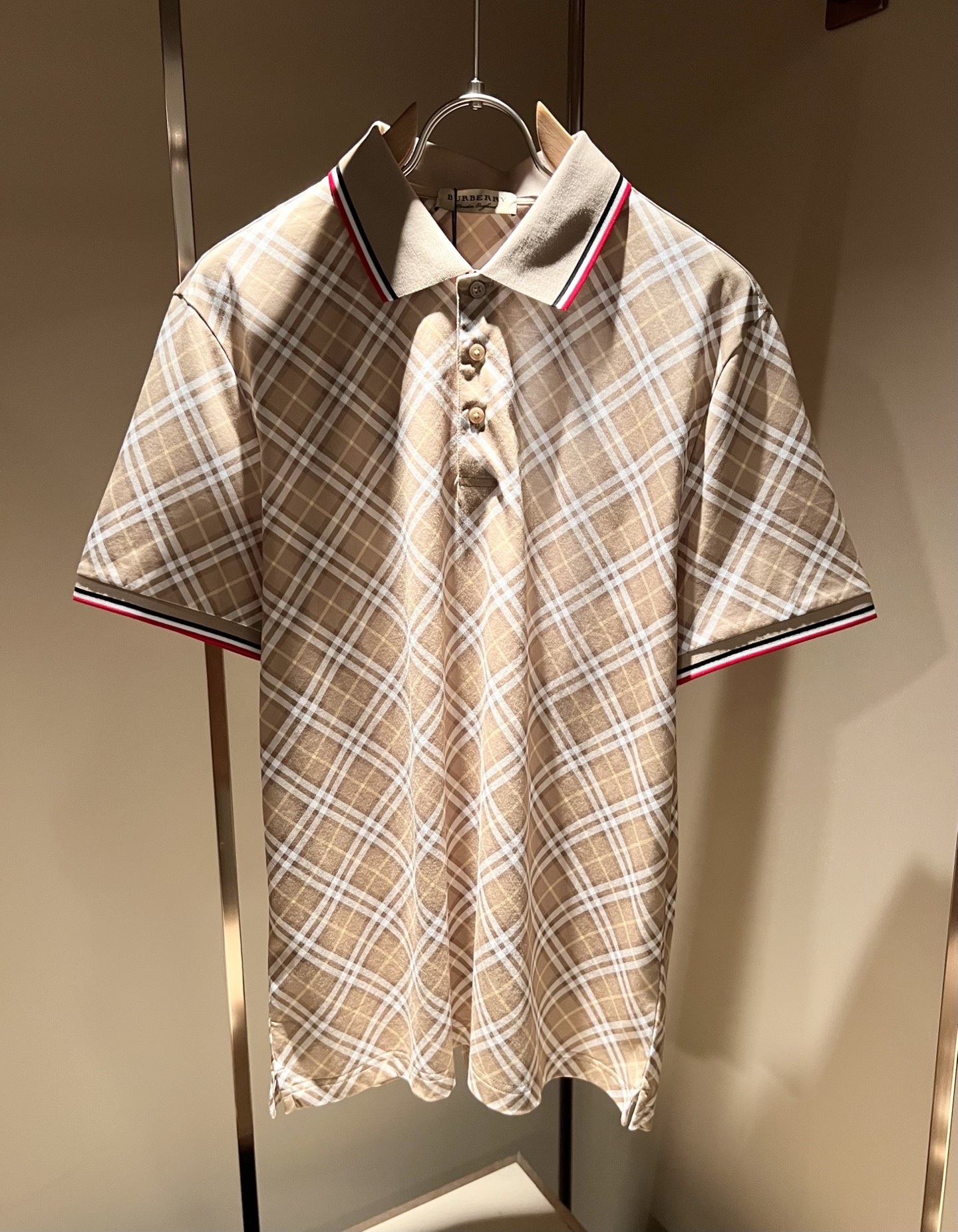 Bur*erry 巴*莉 2026春夏新款男士短袖Polo衫，品牌最新设计元素！既不单调也不复杂,恰到好