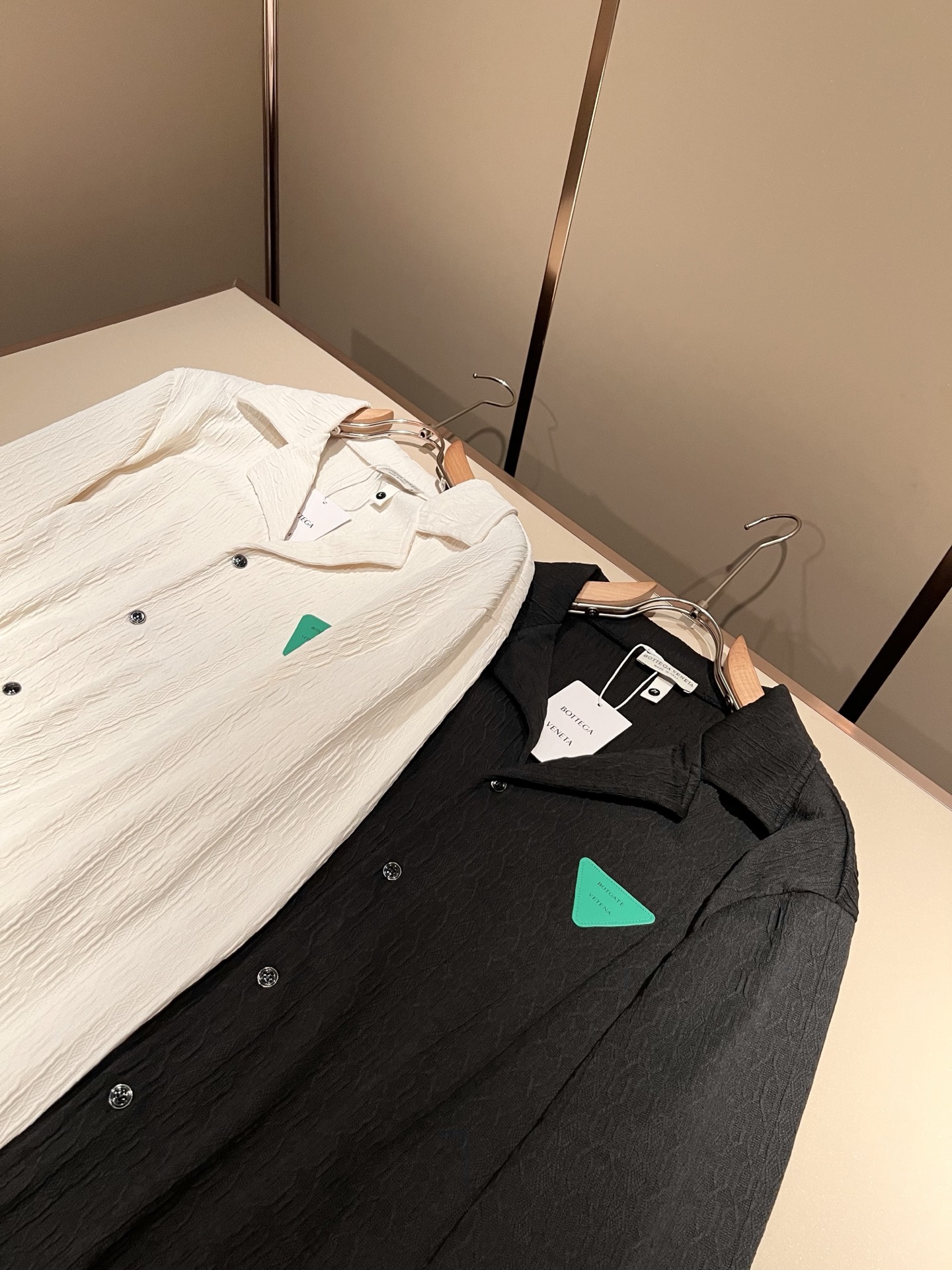 BottegaVene*a宝*嘉 2026春夏新款男士衬衣，，这是今年目前为止最牛批的一款纯色高品质面料