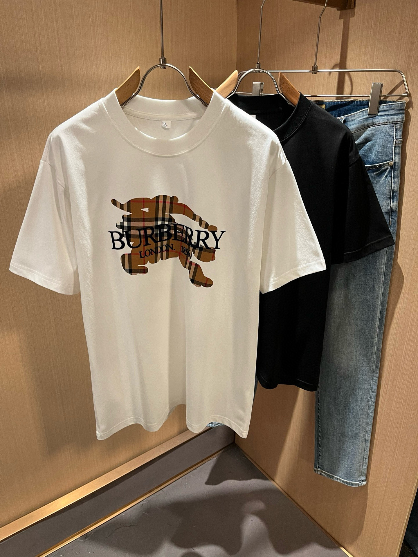 NO:761115,BURBER*Y's 2026 spring and summer new unisex short-sleeved T-shirt is a big hit. It is made of the recently popular environmentally friendly pure cotton fabric. It is a high-end outdoor sports and leisure series. It is a very hot sports trend!  BUR's latest developed special material, logo and pattern laminated design!  The fabric is also called memory cloth, which refers to the fabric with morphological memory function. It beats all versions on the market instantly. It can only be said that it is not on the same level at all. Whether it is the material, the degree of detail restoration and the craftsmanship, it is not afraid of any challenges, just to provide everyone with wonderful products. As always, it is consistent and implemented.  A style of BUR's core concept will be tightly tied to fashion, always maintaining a perfect, simple but not simple design style, which perfectly meets your daily needs. Size: M-4XL,, burberry, T-shirt, tees, t-shirt,19860909BURBER*Y巴*莉2026春夏新品男女同款短袖T恤,重磅来袭,最近比较火热的环保纯棉面料制作而成,高端户外运动休闲系列,非常火热运动风潮！BUR最新研发的特殊材质,标志logo图案压胶设计！面料也叫记忆布,是指具有形态记忆功能的面料,秒杀市面上一切版本,只能说根本就不是一个级别的存在,不管是材质还是细节还原度以及工艺制作方面,不惧任何挑战,只为给大家奉献绝妙产物一如既往,始终如一,贯彻了BUR核心理念的一个款式将与时尚紧紧的捆绑在一起,时刻保持完美,简约而不简单的的设计风格,完美的满足了你日常所需要的穿搭.尺码:M-4XL,,burberry,T-shirt,tees，t-shirt,,Men's clothing