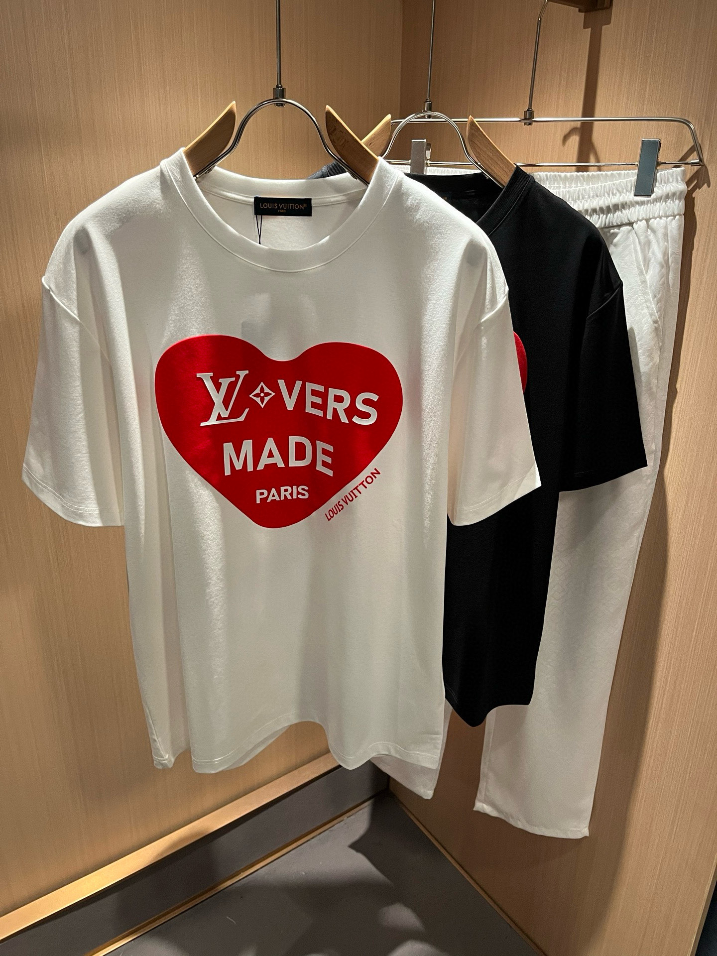 NO:758180,LouisVuitt* Louis*den's 2026 spring and summer new series of items are online. It is a very fashionable and avant-garde short-sleeved T-shirt for men and women, with a logo pattern and pressed velvet decoration!  It is different from the past and declares the design concept of brand inheritance!  Its eye-catching appeal is no less than any classic style, perfectly presenting the sense of fashion, high-end and luxury to the world!  It is made of 260 grams of imported 100% cotton material. It is made of high-quality pure cotton fabrics. It feels soft and skin-friendly. It will definitely exceed your imagination when you get it. It is extremely comfortable and breathable. Even if you sweat profusely, you will not feel greasy or stuffy. It maximizes sweat wicking and moisture absorption!  Size M-3XL,,louis vuitton,louis vuitton,T-shirt,tees,t-shirt,19860909LouisVuitt*路易*登 2026春夏全新系列单品上线,非常时髦前卫的一款男女同款短袖T恤,标识logo图案压绒修饰！区别于以往的不同,宣示品牌传承的设计理念！其吸睛度完全不亚于任何经典款式,将时髦高级感与奢华感完美呈现在世人眼前！客供进口260克全棉材质制成,精选优质纯棉面料,触感软糯亲肤细腻,实物到手绝对超乎你的想象,贴身无比舒适透气,即便是汗流浃背也不会有腻身及闷热感可言,将排汗吸湿性发挥到了极致！尺码M-3XL,,louis vuitton,louis vuitton,T-shirt,tees，t-shirt,,Men's clothing