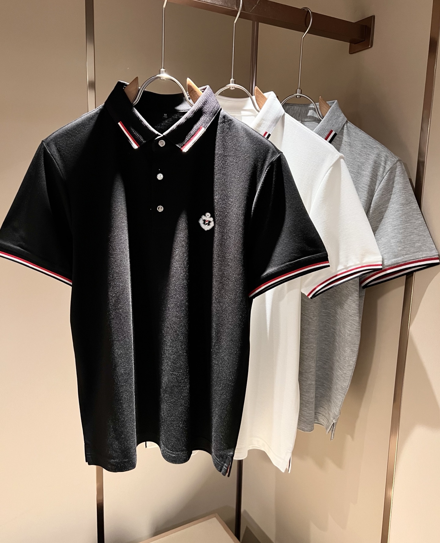 NO:758315,ThomBrow*e Thom* Lang ~ 2026 spring and summer new short-sleeved Polo shirt, available on the official website at the same time, unique design charm, very high-end, simple but not simple, a new model of ready-to-wear!  The fabric is made of unique elastic spandex cotton fabric, which feels smooth and soft, has texture, and has a strong vertical feel. The upper body is smooth and not tight, and it will not cause a stuffy feeling caused by direct ultraviolet rays. The logo pattern on the chest is laminated!  The style is harmonious and unified, with the ultimate level of craftsmanship. The side has a very unique tailoring design style, which is very tasteful, exquisite and delicate, easy to wear and comfortable, showing sports vitality and exquisite details. The classic and perfect version design shows fashion vitality in daily leisure life. It enhances men's charming style and becomes a high-end model. Size M-4XL,, T-shirt,19860909ThomBrow*e汤姆*朗 ~2026春夏新款短袖Polo衫,官网同步有售,独特设计魅力,非常高端,简约不简单,成衣新典范！面料精选独特弹力氨纶棉面料,手感光滑柔软,有质感,有很强的垂直感,上身爽滑不紧绷,紫外线直射造成的闷热感,胸前标识图案logo压胶设计！风格和谐统一,极致工艺水平.侧面非常独特裁剪设计风格,非常有味道,精致细腻,好穿舒适,展现运动活力,细节考究.经典完美版型设计,日常休闲生活中展现时尚活力.提升男士魅力格调,成就高端典范.尺码M-4XL,,T-shirt,,Men's clothing