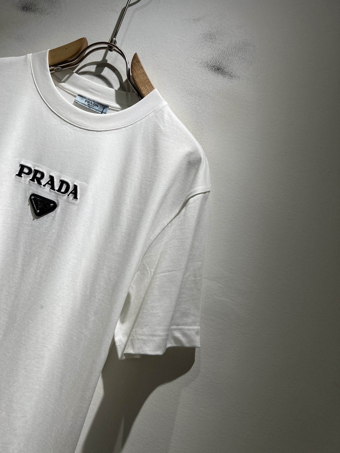 PRAD*A普*达2026春夏新款男女同款👫短袖T恤，最新款全网独家首上！！~既经典有时尚百搭，谁不爱啊