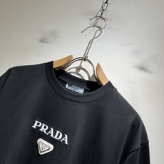 PRAD*A普*达2026春夏新款男女同款👫短袖T恤,最新款全网独家首上!!~既经典有时尚百搭,谁不爱啊 PRAD*A普*达2026春夏新款男女同款👫短袖T恤,最新款全网独家首上!!~既经典有时尚百搭,谁不爱啊