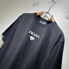 PRAD*A普*达2026春夏新款男女同款👫短袖T恤,最新款全网独家首上!!~既经典有时尚百搭,谁不爱啊 PRAD*A普*达2026春夏新款男女同款👫短袖T恤,最新款全网独家首上!!~既经典有时尚百搭,谁不爱啊