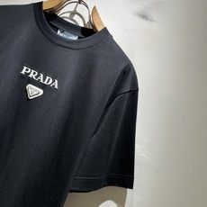 PRAD*A普*达2026春夏新款男女同款👫短袖T恤,最新款全网独家首上!!~既经典有时尚百搭,谁不爱啊 PRAD*A普*达2026春夏新款男女同款👫短袖T恤,最新款全网独家首上!!~既经典有时尚百搭,谁不爱啊