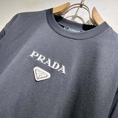 PRAD*A普*达2026春夏新款男女同款👫短袖T恤,最新款全网独家首上!!~既经典有时尚百搭,谁不爱啊 PRAD*A普*达2026春夏新款男女同款👫短袖T恤,最新款全网独家首上!!~既经典有时尚百搭,谁不爱啊