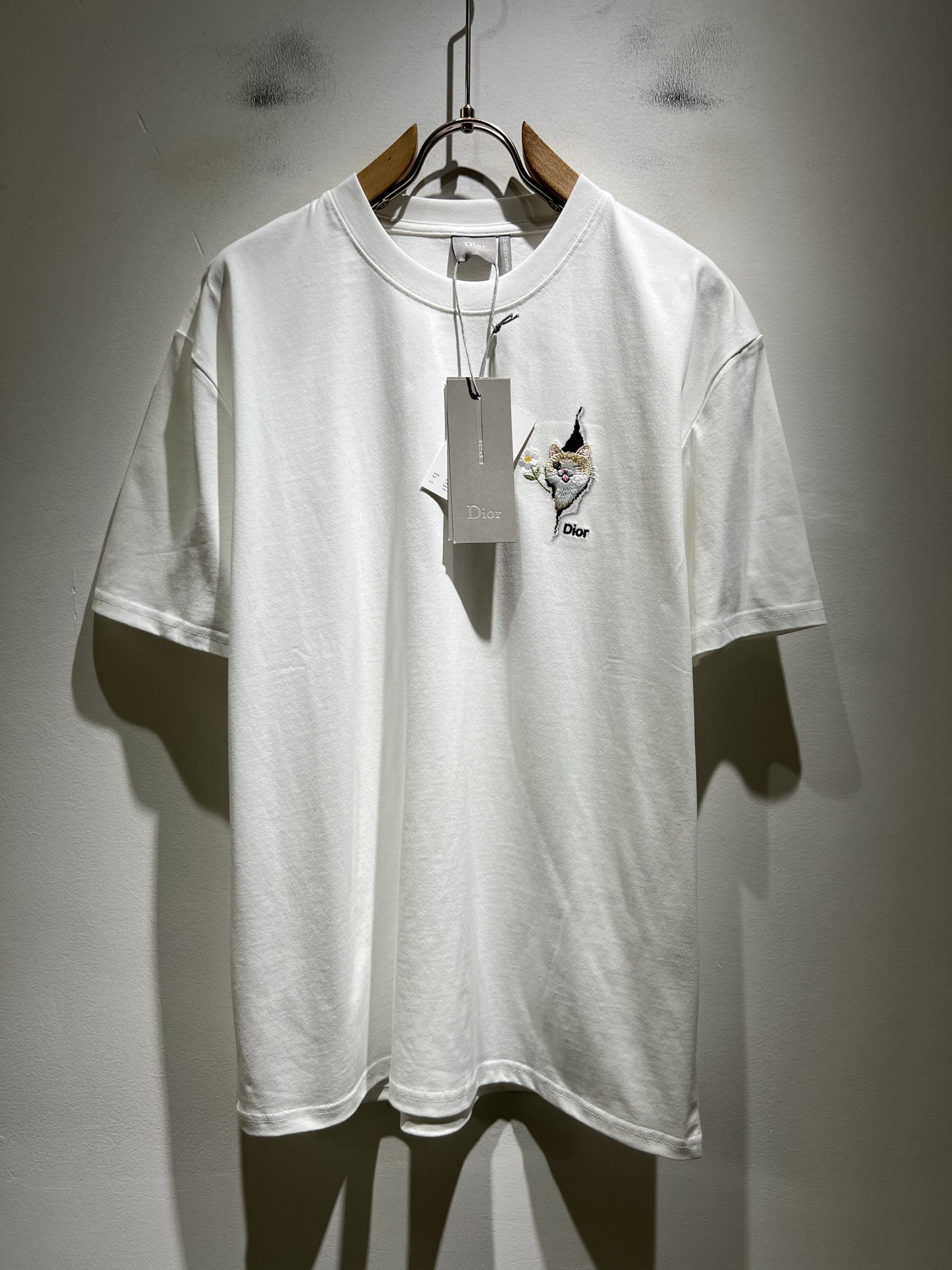 NO:758336,Dio*Dijia's new 2026 spring and summer short-sleeved T-shirts for men and women are on sale simultaneously at counters!  Customized exclusive 260g pure cotton fabric, customized original craft thread, and embroidery craft design of logo pattern on the chest!  Simple and elegant, easy to match and versatile, extremely high-grade, perfectly integrated into fashion and style, it is a top-notch fashionable style that is perfect for outer wear!  The whole thing gives people a natural feeling!  The ultimate classic versatile short-sleeved T-shirt, designed with the latest three-dimensional letter logo embroidery elements!  The ultimate heavy work, the ultimate perfection!  Fans who pursue high quality should rush to buy it by themselves, and we sincerely invite all fans who know the goods to appreciate this model together!  !  Size S-XL,,dior,dior,T-shirt,tees,t-shirt,19860909Dio*迪家 2026春夏新款男女同款短袖T恤,专柜同步发售！定制专属260克纯棉面料,定制原版工艺螺纹,胸前logo图案刺绣工艺设计！简约大方,从容百搭,档次极高,完美融入时尚还有风情感一款完美符合外穿的顶尖时髦气质款！整体给人浑然天成的感觉！极致经典的百搭型短袖T恤,采用最新的立体字母logo刺绣元素设计！极致的重工极致的完美！追求高品质的粉丝们请自行抢购,诚邀所有识货的粉丝一同鉴赏此款！！ 尺码S-XL,,dior,dior,T-shirt,tees，t-shirt,,Men's clothing