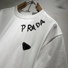 PRAD*A普*达2026春夏新款男女同款👫短袖T恤,最新款全网独家首上!!~既经典有时尚百搭,谁不爱啊 PRAD*A普*达2026春夏新款男女同款👫短袖T恤,最新款全网独家首上!!~既经典有时尚百搭,谁不爱啊