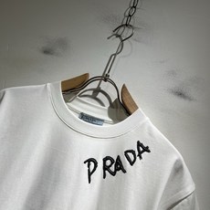 PRAD*A普*达2026春夏新款男女同款👫短袖T恤,最新款全网独家首上!!~既经典有时尚百搭,谁不爱啊 PRAD*A普*达2026春夏新款男女同款👫短袖T恤,最新款全网独家首上!!~既经典有时尚百搭,谁不爱啊