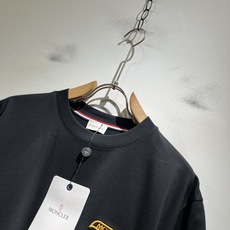 Moncler蒙家 2026春夏最新男女同款👫贸易订单短袖T恤,全品相!!网红款!采用logo图案刺绣设 Moncler蒙家 2026春夏最新男女同款👫贸易订单短袖T恤,全品相!!网红款!采用logo图案刺绣设