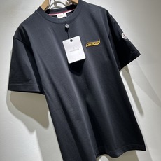 Moncler蒙家 2026春夏最新男女同款👫贸易订单短袖T恤,全品相!!网红款!采用logo图案刺绣设 Moncler蒙家 2026春夏最新男女同款👫贸易订单短袖T恤,全品相!!网红款!采用logo图案刺绣设