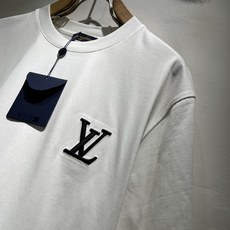 LouisVuitt*路易*登 2026春夏全新系列单品上线,非常时髦前卫的一款男女同款短袖T恤,标识l LouisVuitt*路易*登 2026春夏全新系列单品上线,非常时髦前卫的一款男女同款短袖T恤,标识l