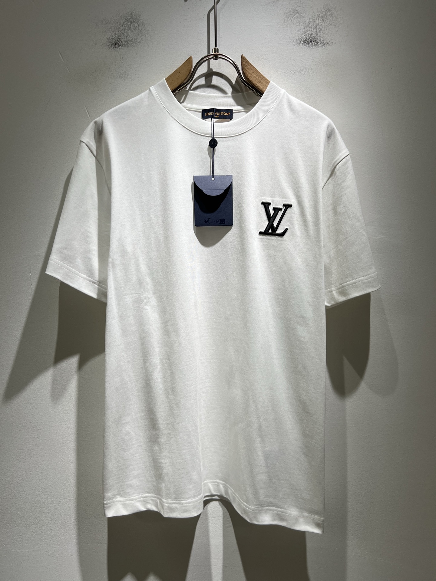 LouisVuitt*路易*登 2026春夏全新系列单品上线，非常时髦前卫的一款男女同款短袖T恤，标识l