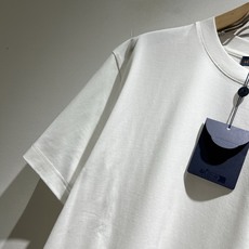 LouisVuitt*路易*登 2026春夏全新系列单品上线,非常时髦前卫的一款男女同款短袖T恤,标识l LouisVuitt*路易*登 2026春夏全新系列单品上线,非常时髦前卫的一款男女同款短袖T恤,标识l