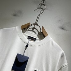 LouisVuitt*路易*登 2026春夏全新系列单品上线,非常时髦前卫的一款男女同款短袖T恤,标识l LouisVuitt*路易*登 2026春夏全新系列单品上线,非常时髦前卫的一款男女同款短袖T恤,标识l
