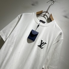 LouisVuitt*路易*登 2026春夏全新系列单品上线,非常时髦前卫的一款男女同款短袖T恤,标识l LouisVuitt*路易*登 2026春夏全新系列单品上线,非常时髦前卫的一款男女同款短袖T恤,标识l