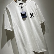 LouisVuitt*路易*登 2026春夏全新系列单品上线,非常时髦前卫的一款男女同款短袖T恤,标识l LouisVuitt*路易*登 2026春夏全新系列单品上线,非常时髦前卫的一款男女同款短袖T恤,标识l