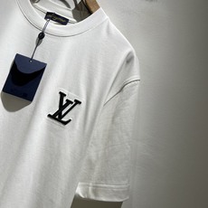 LouisVuitt*路易*登 2026春夏全新系列单品上线,非常时髦前卫的一款男女同款短袖T恤,标识l LouisVuitt*路易*登 2026春夏全新系列单品上线,非常时髦前卫的一款男女同款短袖T恤,标识l