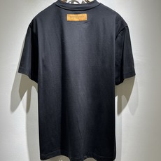 LouisVuitt*路易*登 2026春夏全新系列单品上线,非常时髦前卫的一款男女同款短袖T恤,标识l LouisVuitt*路易*登 2026春夏全新系列单品上线,非常时髦前卫的一款男女同款短袖T恤,标识l