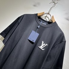LouisVuitt*路易*登 2026春夏全新系列单品上线,非常时髦前卫的一款男女同款短袖T恤,标识l LouisVuitt*路易*登 2026春夏全新系列单品上线,非常时髦前卫的一款男女同款短袖T恤,标识l