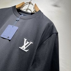 LouisVuitt*路易*登 2026春夏全新系列单品上线,非常时髦前卫的一款男女同款短袖T恤,标识l LouisVuitt*路易*登 2026春夏全新系列单品上线,非常时髦前卫的一款男女同款短袖T恤,标识l