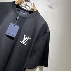LouisVuitt*路易*登 2026春夏全新系列单品上线,非常时髦前卫的一款男女同款短袖T恤,标识l LouisVuitt*路易*登 2026春夏全新系列单品上线,非常时髦前卫的一款男女同款短袖T恤,标识l