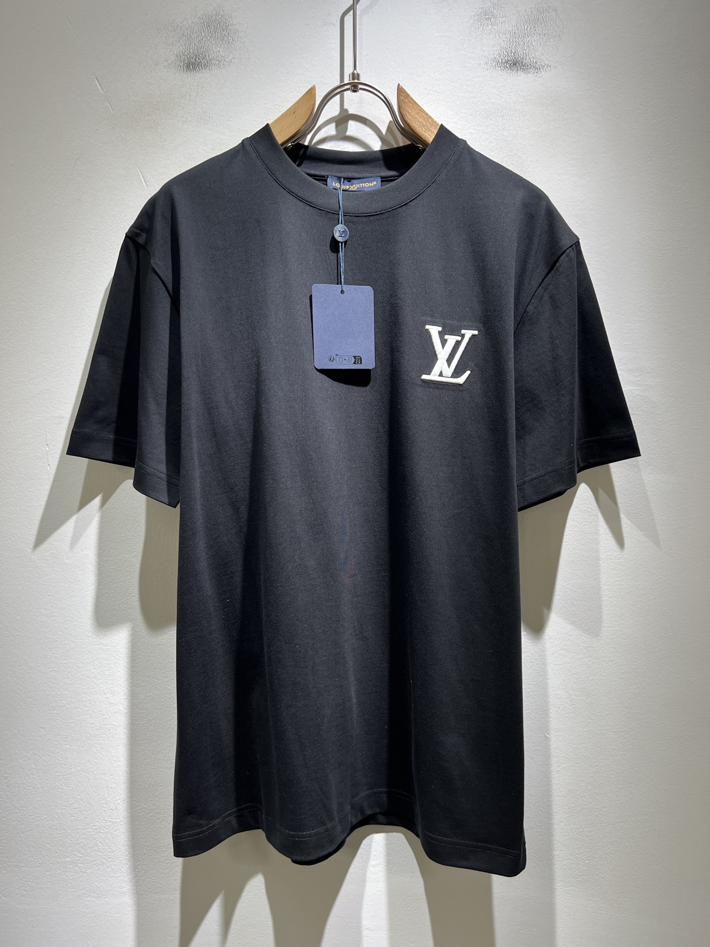 LouisVuitt*路易*登 2026春夏全新系列单品上线，非常时髦前卫的一款男女同款短袖T恤，标识l