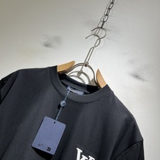 LouisVuitt*路易*登 2026春夏全新系列单品上线,非常时髦前卫的一款男女同款短袖T恤,标识l LouisVuitt*路易*登 2026春夏全新系列单品上线,非常时髦前卫的一款男女同款短袖T恤,标识l